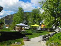 Holland America Dawson City Inn Hotel dekat Dredge No. 4