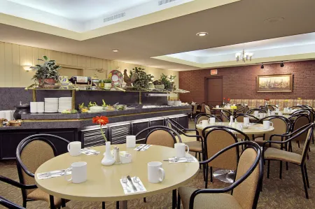 Ramada Plaza by Wyndham Calgary Downtown Отели рядом с достопримечательностью «Университет Калгари»