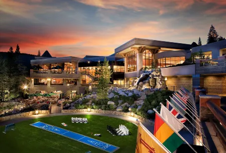 Everline Resort and Spa, Lake Tahoe Отели рядом с достопримечательностью «Squaw Valley Ski Area»