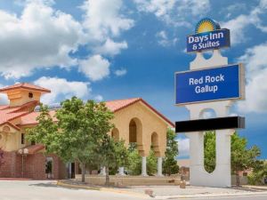 Days Inn & Suites by Wyndham Red Rock-Gallup