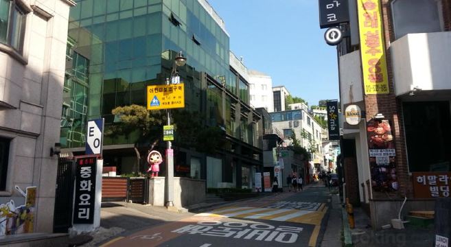 명동 이브의 아늑한 공용 라운지