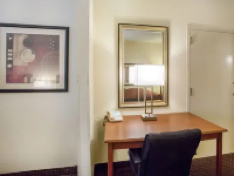 Quality Suites Paducah I-24 Hotels in Paducah