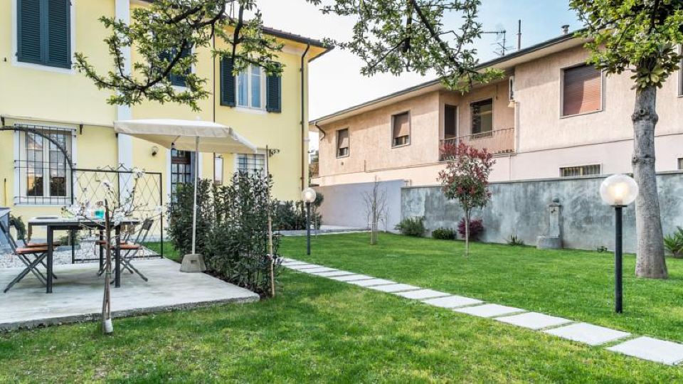 Zibaldone Family Villa with Garden and 2 Parking Spaces