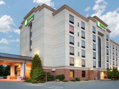 Holiday Inn Express & Suites BLOOMINGTON by IHG