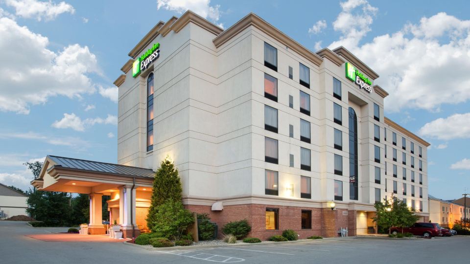 Holiday Inn Express & Suites BLOOMINGTON by IHG