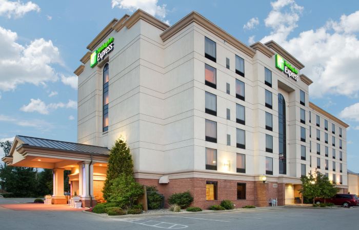 Holiday Inn Express & Suites BLOOMINGTON by IHG