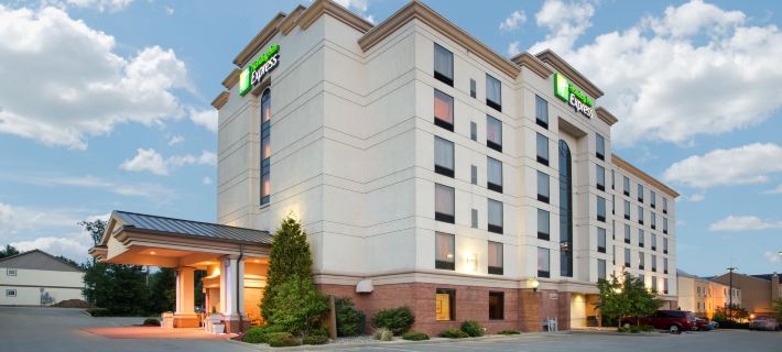 โรงแรม Holiday Inn Express & Suites Bloomington บาย IHG โรงแรมในบลูมิงตัน