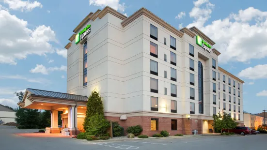 Holiday Inn Express & Suites Bloomington