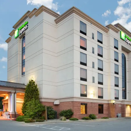 Holiday Inn Express & Suites BLOOMINGTON by IHG