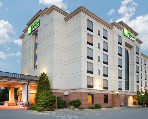Holiday Inn Express & Suites BLOOMINGTON by IHG Hotels in Bloomington