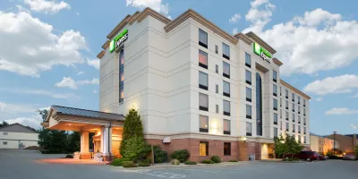 Holiday Inn Express & Suites Bloomington Hotels near Indiana University Bloomington