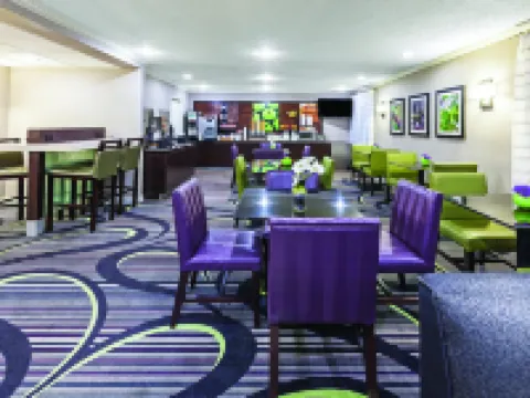 小石城北部麥凱恩購物中心拉昆塔温德姆套房酒店 北小石城酒店