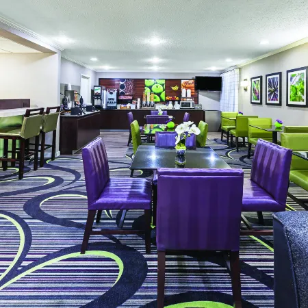 La Quinta Inn & Suites by Wyndham N Little Rock-McCain Mall Отели в г. Норт-Литл-Рок