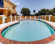 Quality Inn & Suites Granbury - Pools