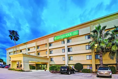 La Quinta Inn & Suites by Wyndham Houston Baytown East Отели в г. Бейтаун