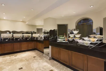 Crowne Plaza Istanbul - Old City Отели рядом с достопримечательностью «Змеиная колонна»