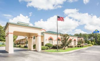 Days Inn & Suites by Wyndham Columbia Airport