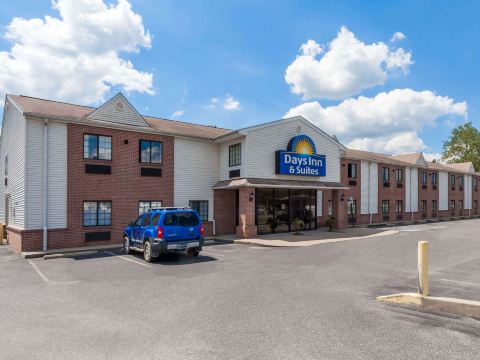 Days Inn & Suites by Wyndham Cambridge