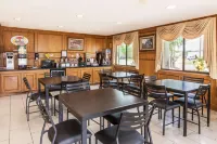 Super 8 by Wyndham League City/Kemah Area - 주차장