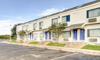Days Inn by Wyndham Waco University Area