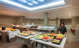 a dining area with a variety of food options , including salads , sandwiches , and other dishes at Estudios RH Vinaros