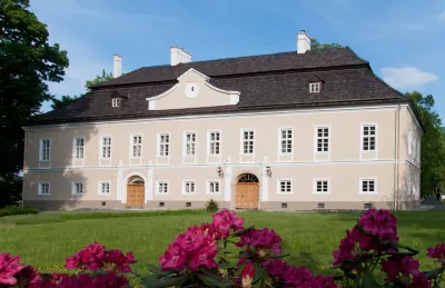 Zámek Jeseník Nad Odrou Hotels in Валашске Мезіржічі