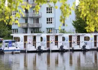 Havel Cruiser - Hausboot-Flöße Mit Stil Hotels near Brandenburger Weihnachtsmarkt