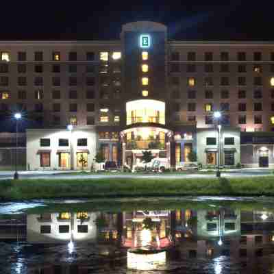 Embassy Suites by Hilton Minneapolis North Hotel Exterior