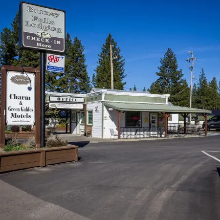 Green Gables Motel & Suites
