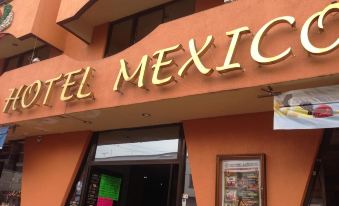 "a hotel entrance with a sign that reads "" hotel mexic "" prominently displayed on the building" at Hotel Mexico
