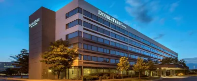 DoubleTree by Hilton Hotel Chicago - Schaumburg Hotel dekat Prairie Center for the Arts