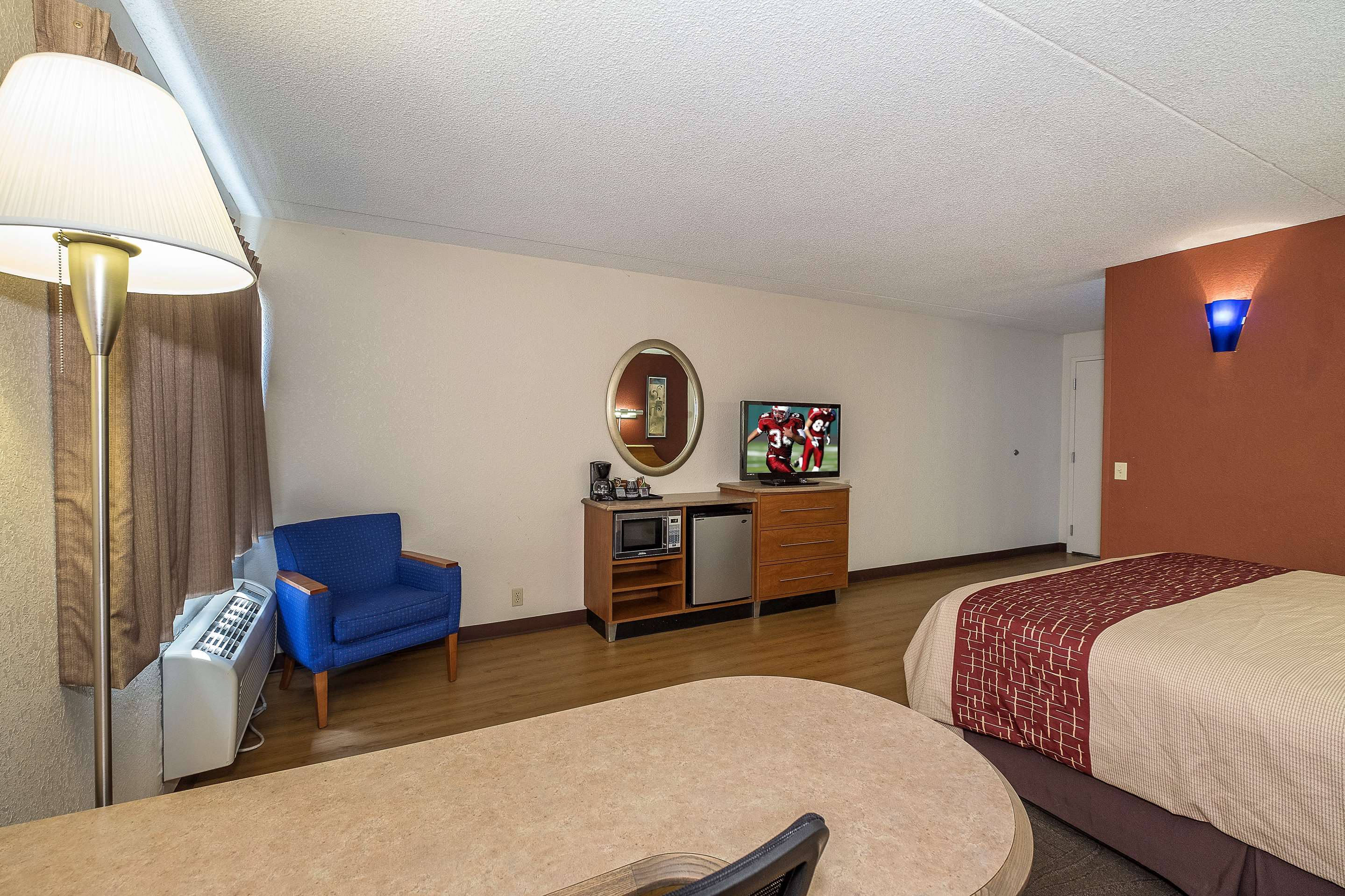 Red Roof Inn & Suites Cleveland - Elyria