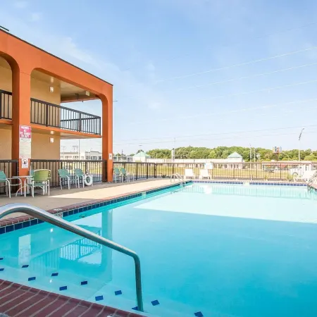 Econo Lodge Inn and Suites - Jackson