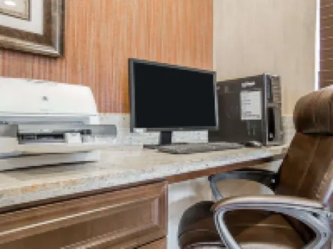 Quality Inn & Suites Woodland - Sacramento Airport Hotels in Woodland