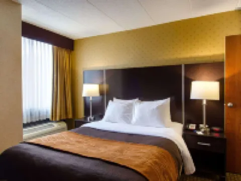 Comfort Inn & Suites Hotels in Fall River