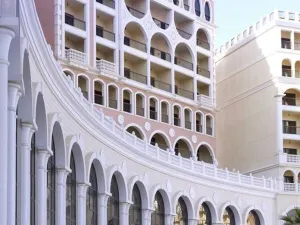The Ritz-Carlton Abu Dhabi, Grand Canal