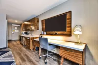 Four Points by Sheraton Hamilton - Stoney Creek Hotels near Moores Clothing for Men