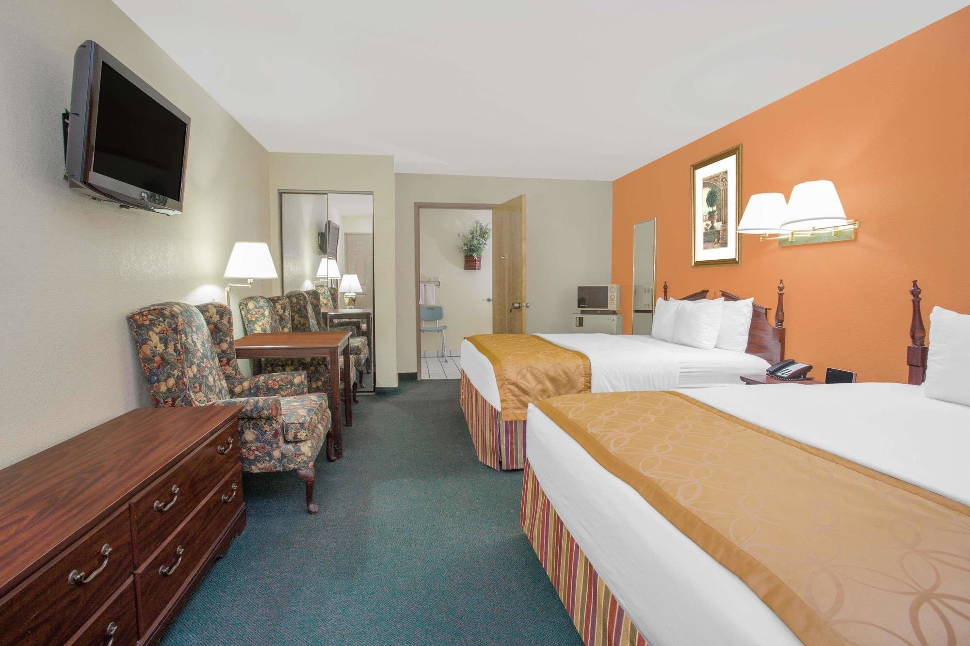 Days Inn & Suites by Wyndham Red Rock-Gallup