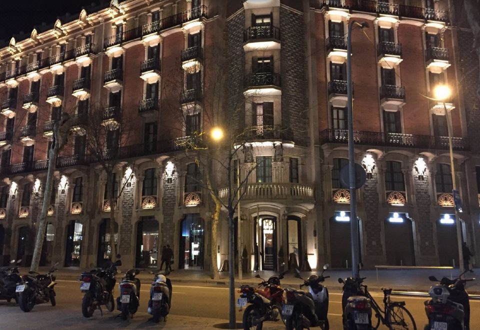 모뉴먼트 호텔의 멋진 외관과 주변 풍경