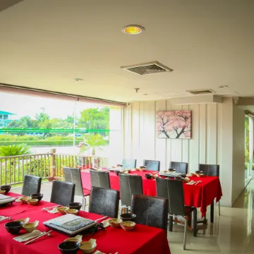 Chiangmai Grandview Hotel & Convention Center Отели рядом с достопримечательностью «Чиангмайский университет»