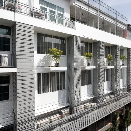 Ratchadamnoen Residence Отели рядом с достопримечательностью «Школа Сатривитайя»