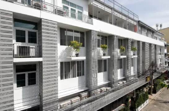 Ratchadamnoen Residence Hotel berhampiran Sekolah Satriwithaya