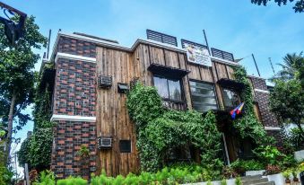 Cabins by Eco Hotel Tagaytay - Housity