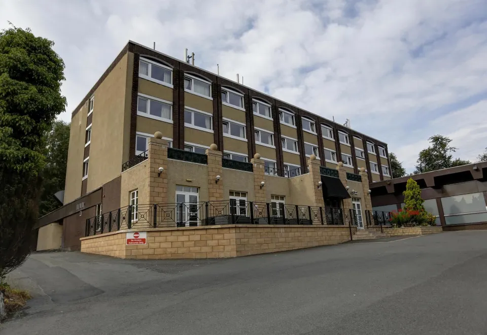 The Plough Hotel - Housity