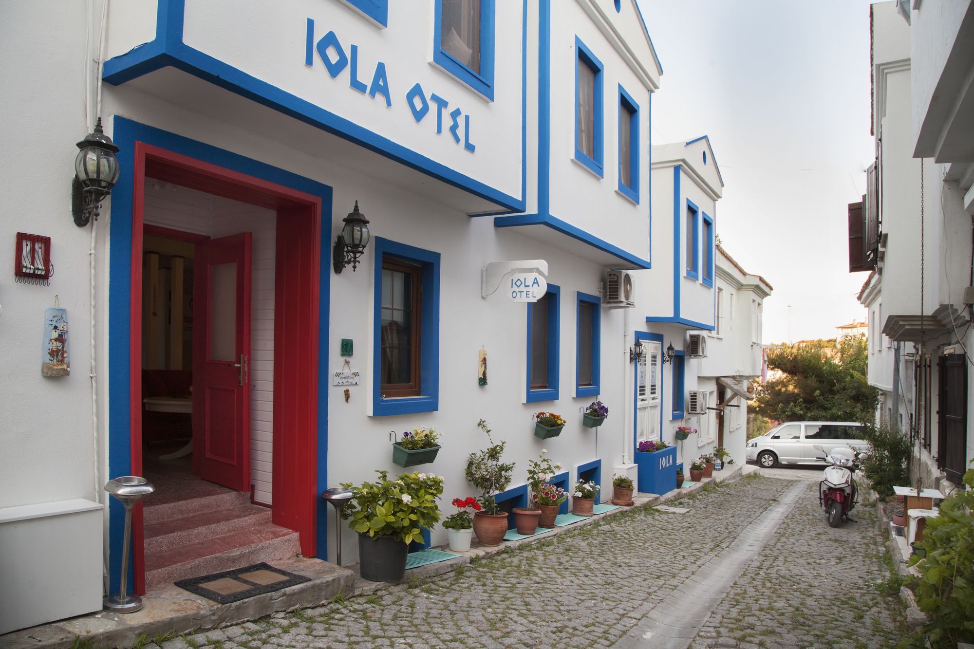 Iola Hotel