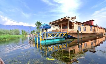 Golden Hopes Group of Houseboats