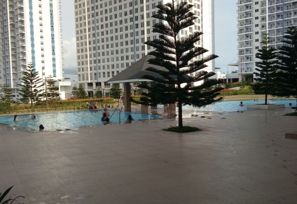 아얄라 몰스 세린