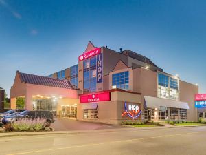 Ramada by Wyndham Niagara Falls by the River