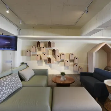 Stray Birds Taichung Hostel Отели рядом с достопримечательностью «Аллея каллиграфии»