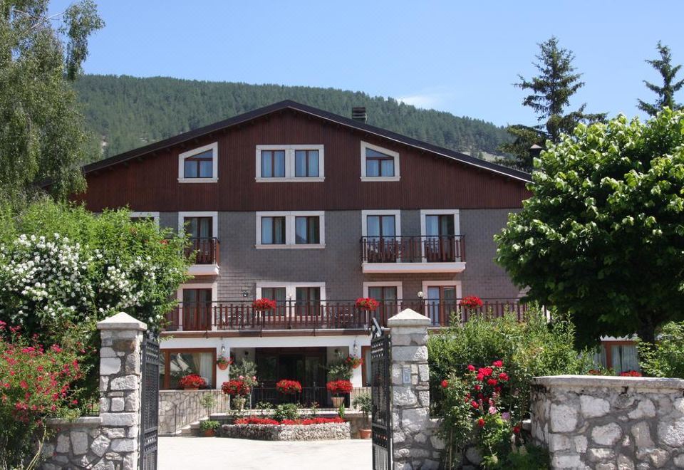 Hotel Edelweiss - Housity